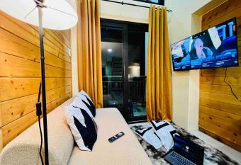 Loft Type Condo w/ Balcony & Free parking allows 18 year olds to book a room