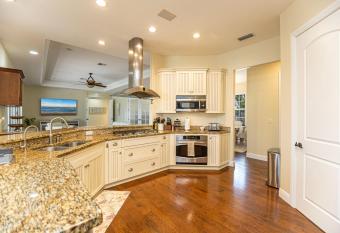 Naples entertainers dream home! has rooms with a private hot tub