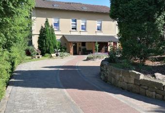 Monteurunterkunft Maria allows 18 year olds to book a room