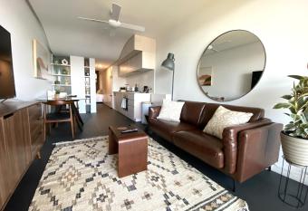 Stylish Central Lake View Apartment has Balcony rooms