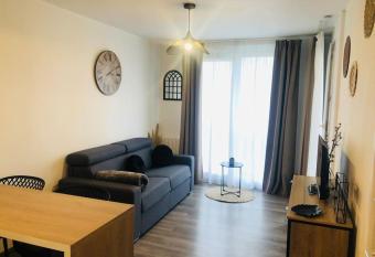 Le Coconfleur appartement entier has Balcony rooms