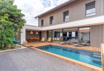 Magnifique Villa avec piscine, 200m de la plage has Balcony rooms