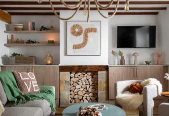 Stow Newly Remodeled Scandi Chic has Balcony rooms