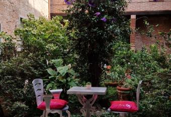 Il giardino segreto allows 18 year olds to book a room