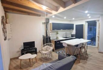 Maison chaleureuse, centre bourg has Balcony rooms