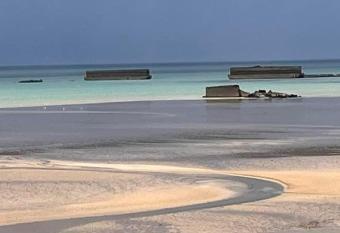 Plage du D  barquement. Maison bord de Mer has Balcony rooms