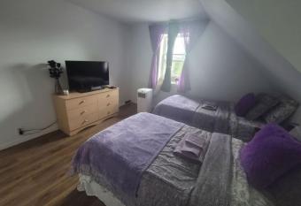 Cute apartment close to highway allows 18 year olds to book a room