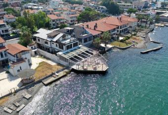 Black Lotus Hotel has Balcony rooms