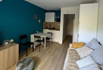 Studio Bord de Mer Boulouris    Saint Raphael allows 18 year olds to book a room