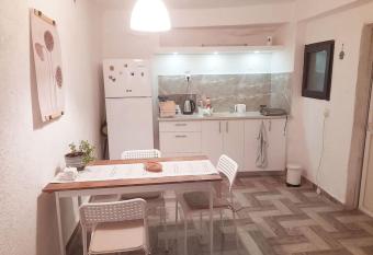 studio in the old city allows 18 year olds to book a room