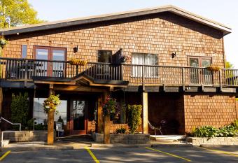 Lunar Cove Inn has Balcony rooms