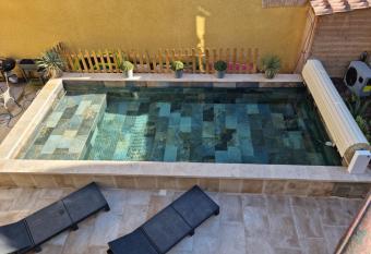 Maison bourgeoise avec piscine priv  e has Balcony rooms