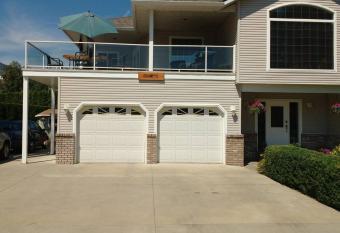 Grumpy's Suite by the Lake has rooms with a private hot tub