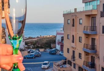 Sea-View Studio Apartment - Sleeps 2 has Balcony rooms