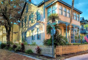 Victorian House Bed and Breakfast has rooms with a private hot tub