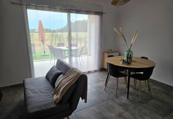 Appartement neuf, rez-de-jardin has Balcony rooms