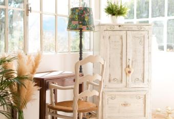 location dans une charmante maison proven  ale la marroni  re has Balcony rooms