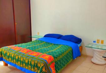 Hermoso Departamento con Alberca frente al Mar has rooms with a private hot tub