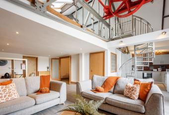 Broadgate Penthouse Apartment allows 18 year olds to book a room