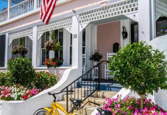 The Kenwood Inn has Balcony rooms