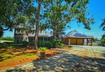 BEAUTIFUL VACATION HOME RENTAL WITH TROPICAl STYLE HEATED POOL & HOT TUB has rooms with a private hot tub