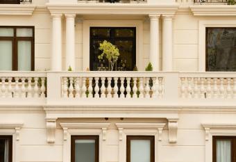 Grand Hotel Tepatitl  n allows 18 year olds to book a room