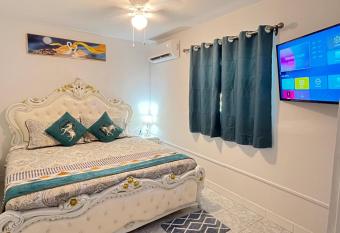Cozy 1-br Apartment in the Venetian Road has Balcony rooms