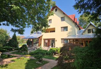 CASA IANU   allows 18 year olds to book a room