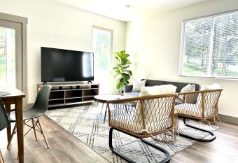 Just built! Pond, kayaks, hot tub,fire pit,grill    has rooms with a private hot tub