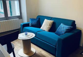 Le Black and White has Balcony rooms