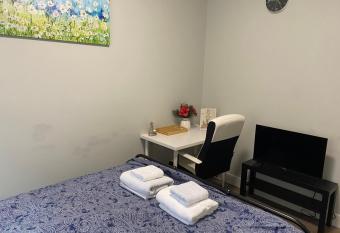 Cozy Private Room/Bath, shared living-Surrey allows 18 year olds to book a room