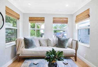 Croton Cottage - Downtown WPB guest house allows 18 year olds to book a room