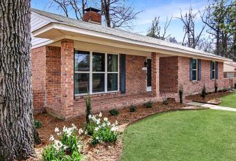 House on Main has Balcony rooms