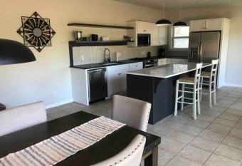 Elegant Entire home 3 miles from downtown Tulsa allows 18 year olds to book a room