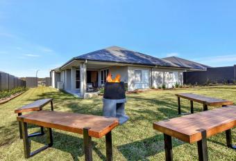 Coolabah House - Tranquil Haven in Nulkaba has rooms with a private hot tub