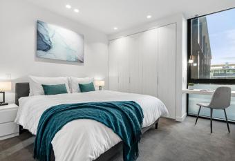 King&Sofa Bed-Serene Apt in Southbank #FreeParking has rooms with a private hot tub