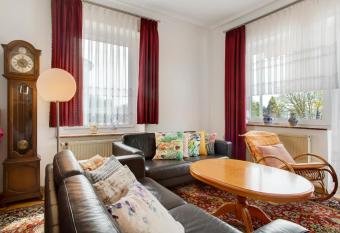 Lee and Gunya has Balcony rooms