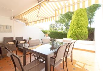 Global Properties, Adosado con piscina en la playa de Canet has Balcony rooms