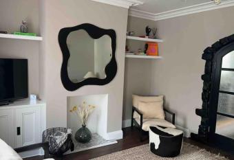 Luxury Town Centre Brighouse Home, 1 Minute From Train Station has Balcony rooms