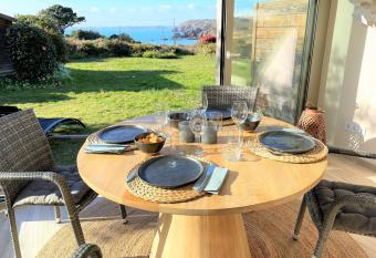 Helles Ferienhaus mit Meerblick has Balcony rooms