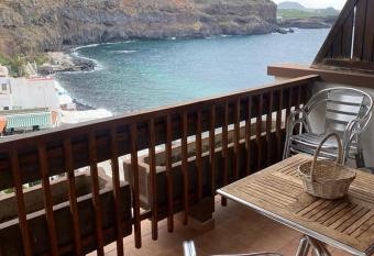 ARCOIRIS AL MAR allows 18 year olds to book a room