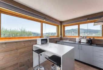 Sunshine Studio has rooms with a private hot tub