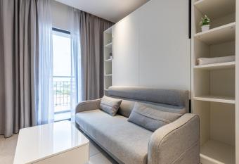 Balcony studio 2pax near Airport @Dk Impian allows 18 year olds to book a room