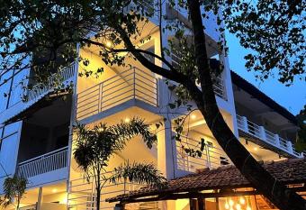 Fourteen Pods By the Sea has Balcony rooms