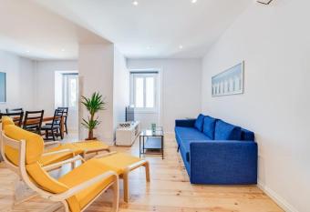 Cozy Coastal Getaway 3BR Apartment in Estoril has Balcony rooms