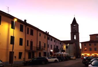 Ospitalit   e Fotografia allows 18 year olds to book a room