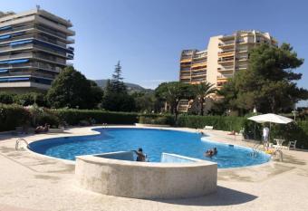 Charmant Souplex Mandelieu Cannes Marina has Balcony rooms