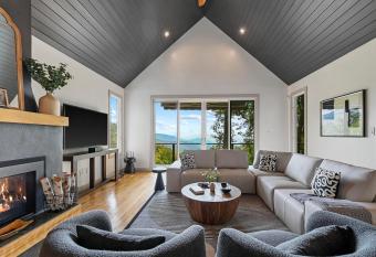 Simply Stunning Off Blue Ridge Pkwy has Balcony rooms