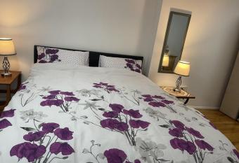 Immaculate 4-Bed House near Heathrow airport has Balcony rooms