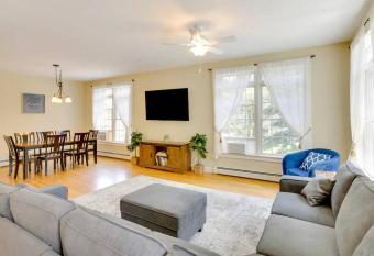 Beautiful Stay in Downtown Freeport has Balcony rooms